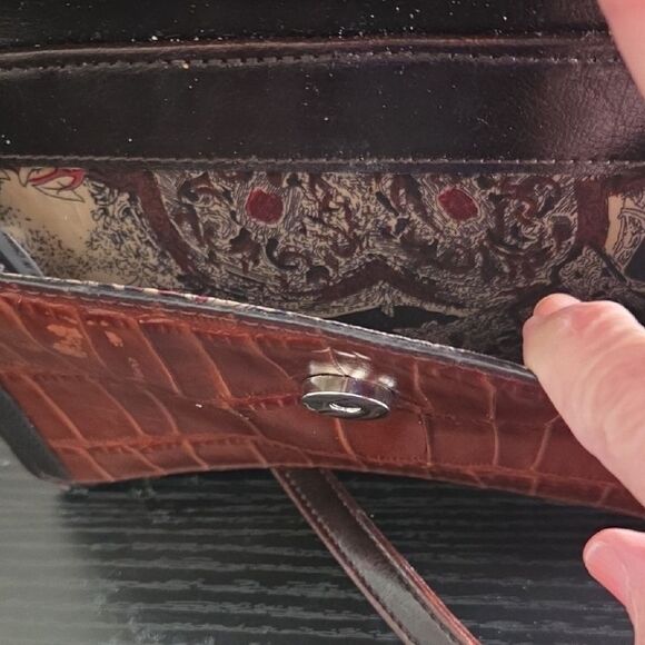 Elegant Brown Croc-Embossed Women's Bag - Picture 3 of 8